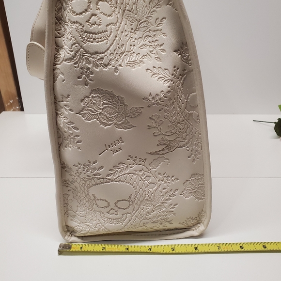 Betsey Johnson Halloween embossed Skull tote with removable Skull 💀 Keychain - Picture 5 of 10